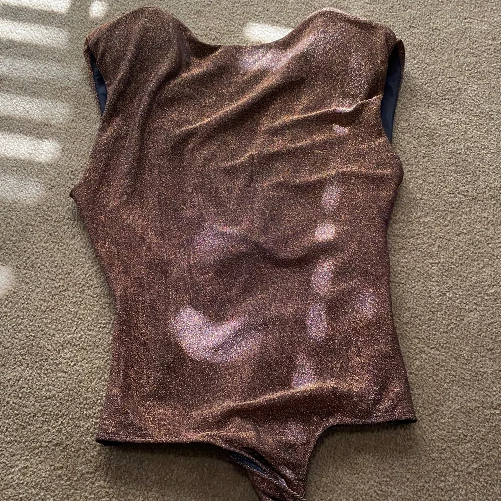 ASTR Metallic Bodysuit in Copper M - Picture 4 of 4